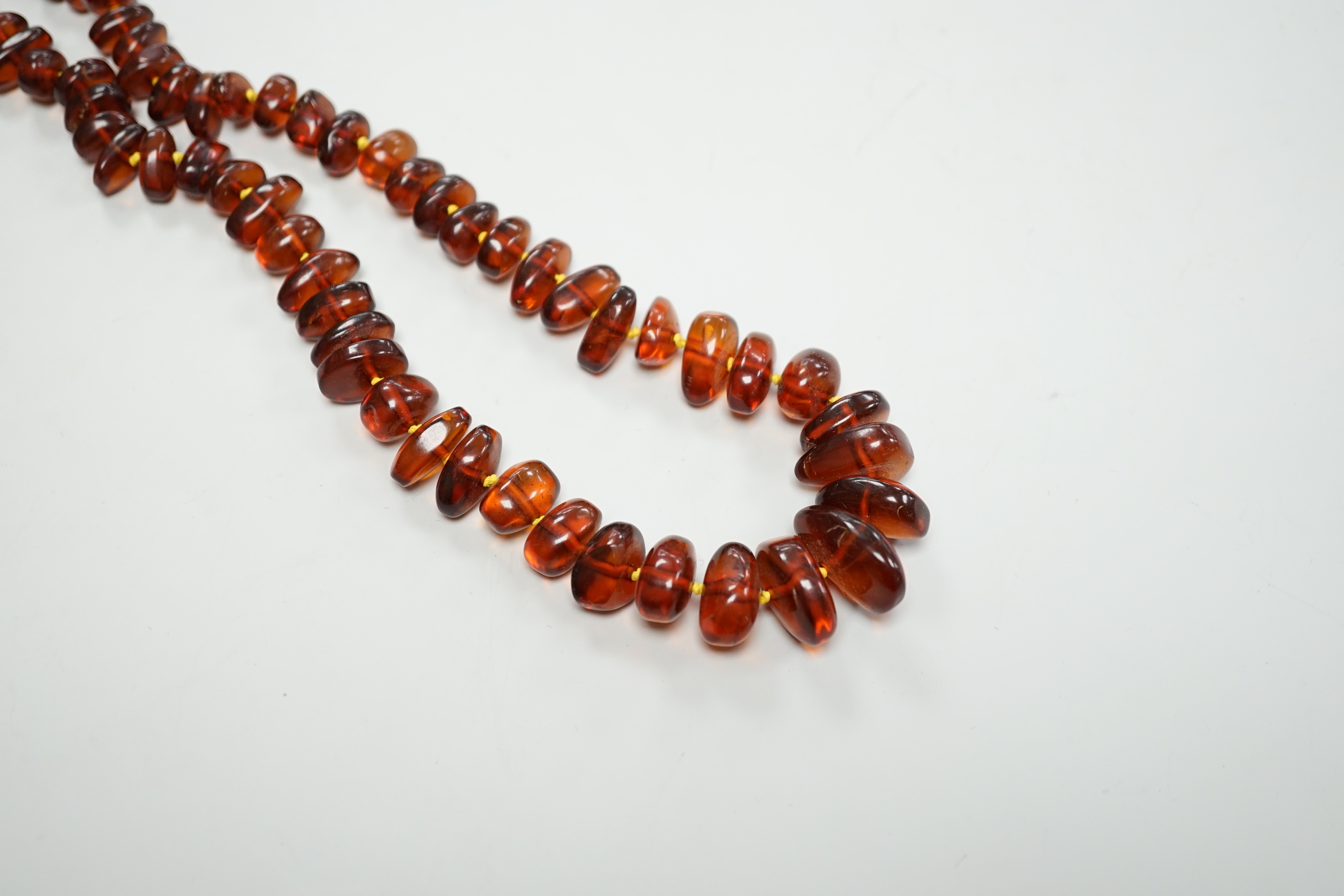 A single strand graduated amber bead necklace, 58cm.